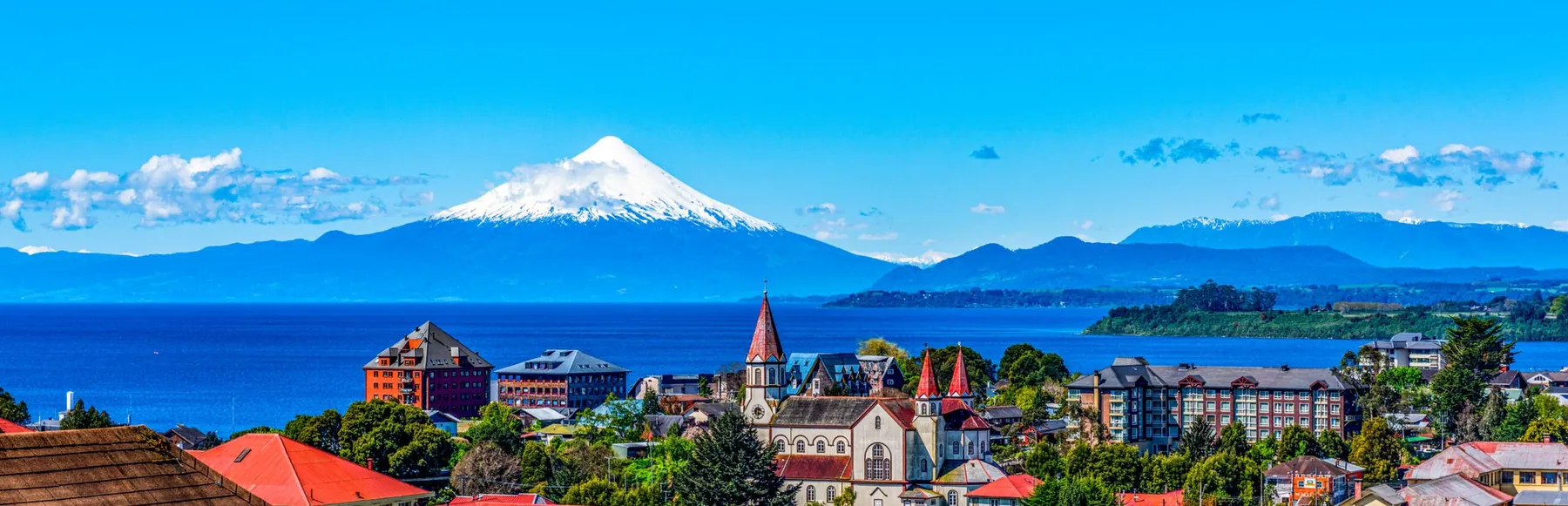 Vista de Puerto Varas con el volcán Osorno al fondo